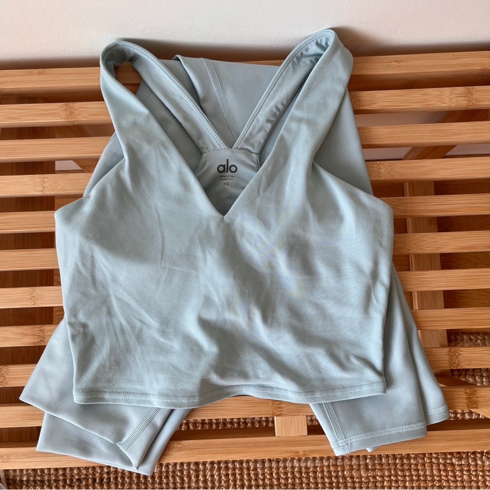 ALO Yoga Chalk Blue Matching Set (Airbrush Bra Tank + 7/8 Airlift Leggings)